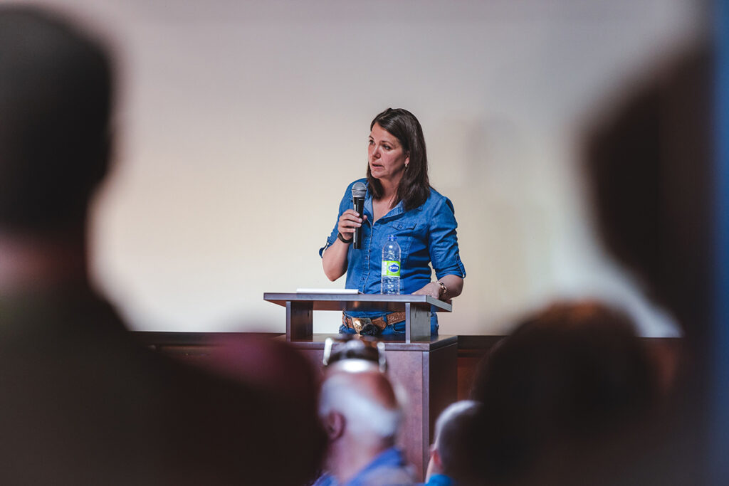 danielle-smith’s-u.s.-engagement-sparks-political-debate