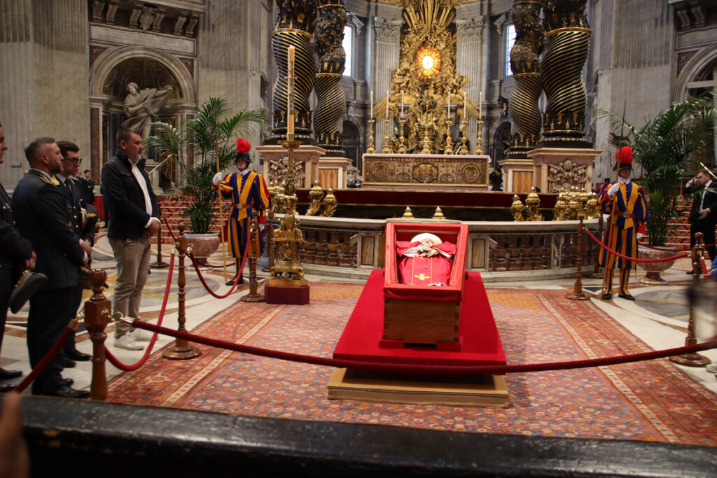 Vatican-Opens-St.-Peters-Overnight-as-Mourners-Flock-to-Honor-Pope-Francis