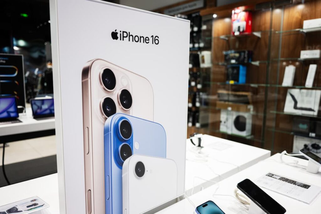 Apple-Faces-Pressure-Over-iPhone-Production-in-the-US