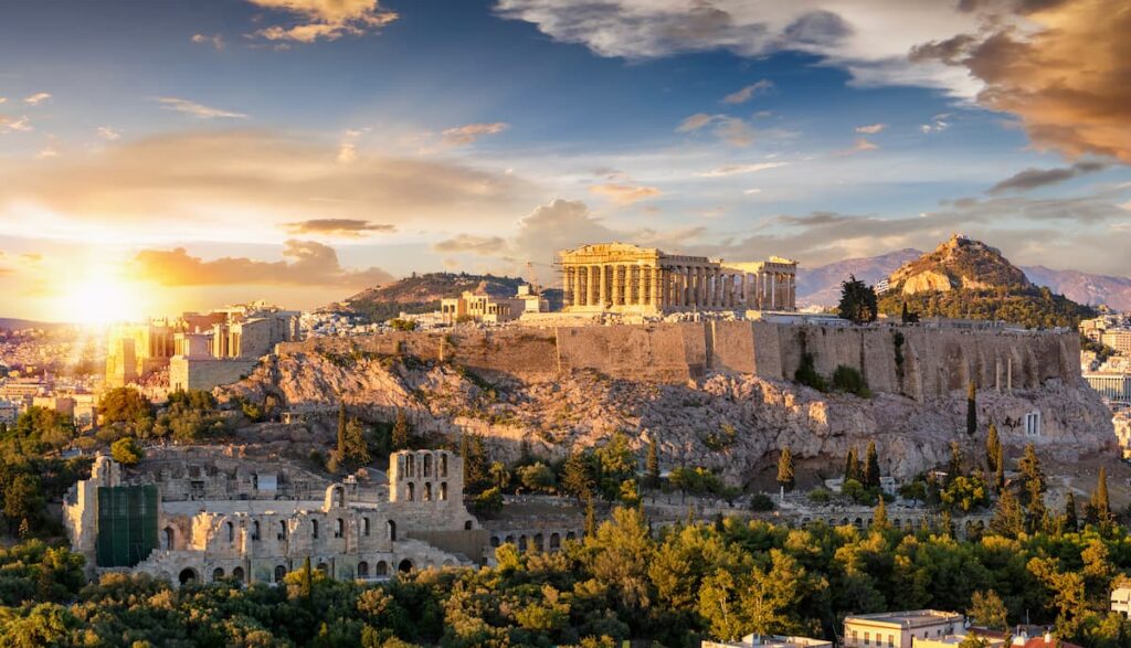 Athens-Struggles-to-Stay-Cool-Amid-Tourism-Boom