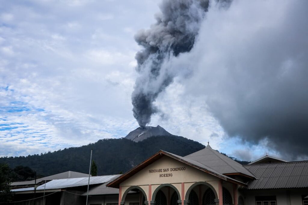 Powerful-Volcano-Eruption-in-Indonesia-Triggers-High-Alert