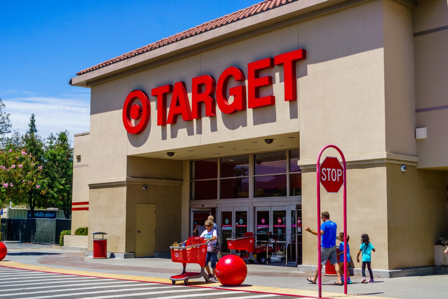 Target-Reports-Sales-Drop-Amid-Economic-Pressures