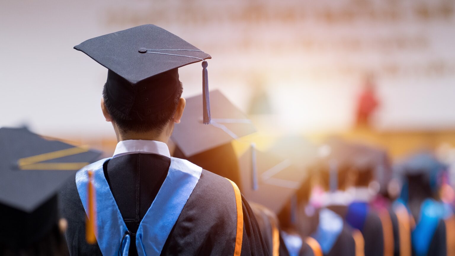 College-Graduates-Struggle-in-Slowest-Job-Market-Since-2014
