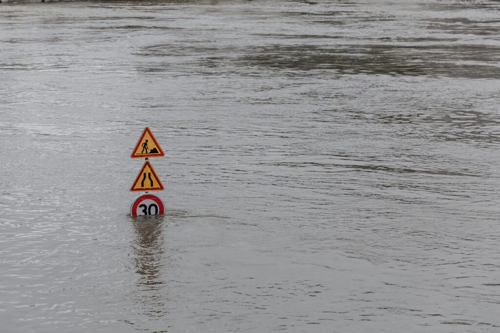 Massive-Flood-Revives-Australias-Outback-and-Tourism
