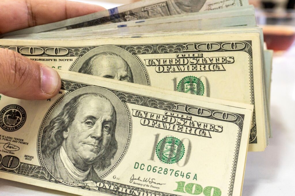 U.S.-Companies-Slash-Cash-Shift-To-Treasuries-As-Rates-Bite