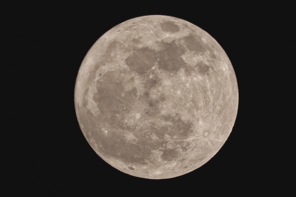 The-Beaver-Supermoon-of-2025-Shines-Brightest-This-Week