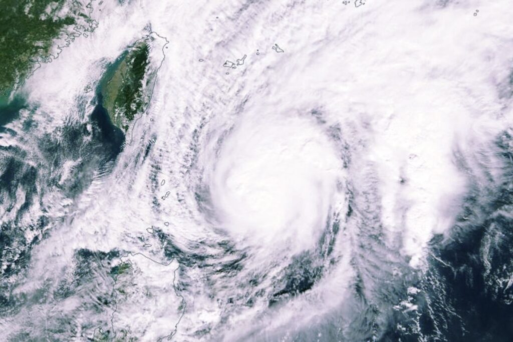 Typhoon Fung-wong Exits Philippines, leaving 1.4 M Displaced Typhoon-Fung-wong-Exits-Philippines-leaving-1.4-M-Displaced