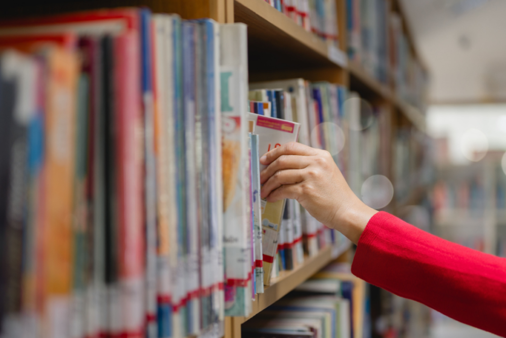 Es Devlin Brings Rotating Reading Experience to Miami Beach Es-Devlin-Brings-Rotating-Reading-Experience-to-Miami-Beach