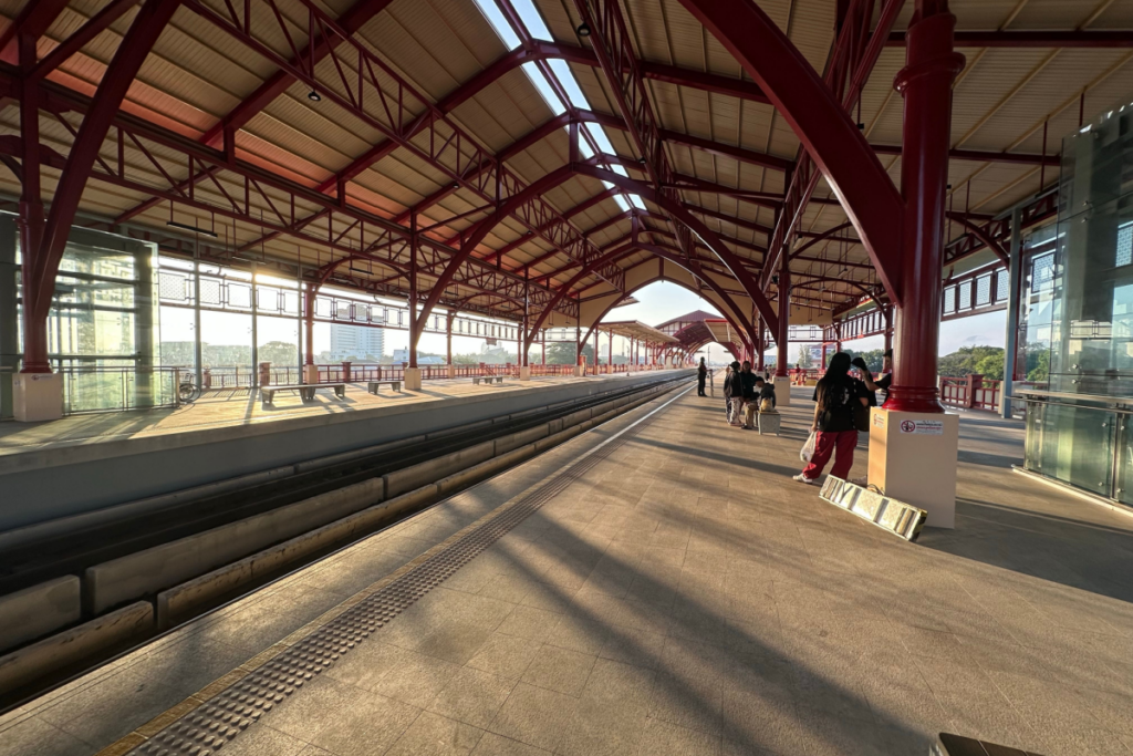 Crane-Collapse-Derails-Thai-Train-Dozens-Killed