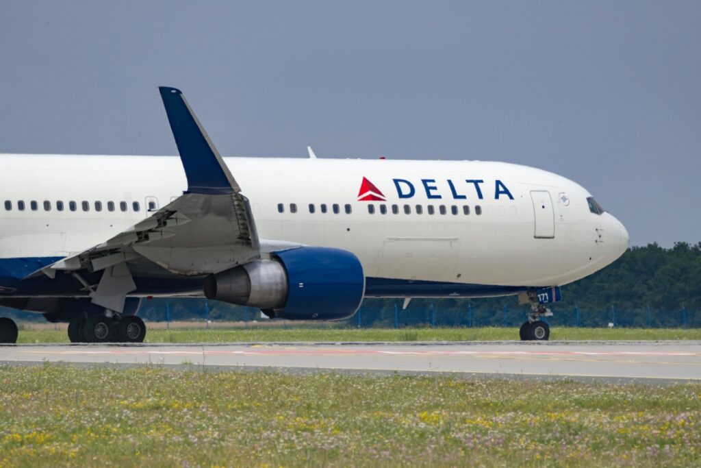 Passenger-Removed-After-Phone-Call-Disrupts-Flight