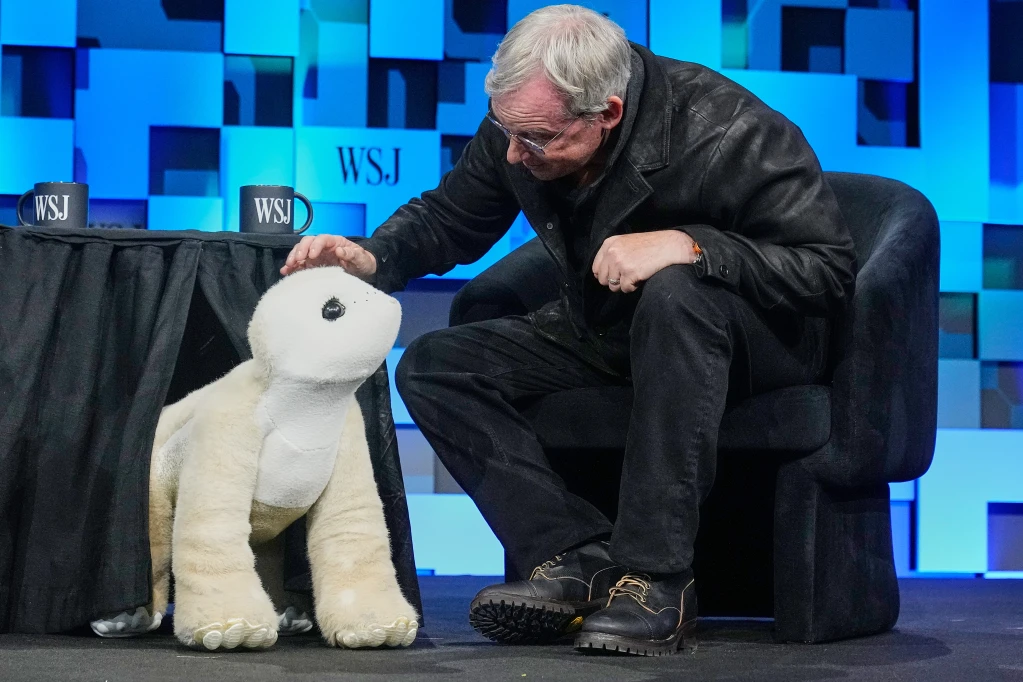 AI-Pet-Robot-Familiar-Targets-Homes-Again-Push
