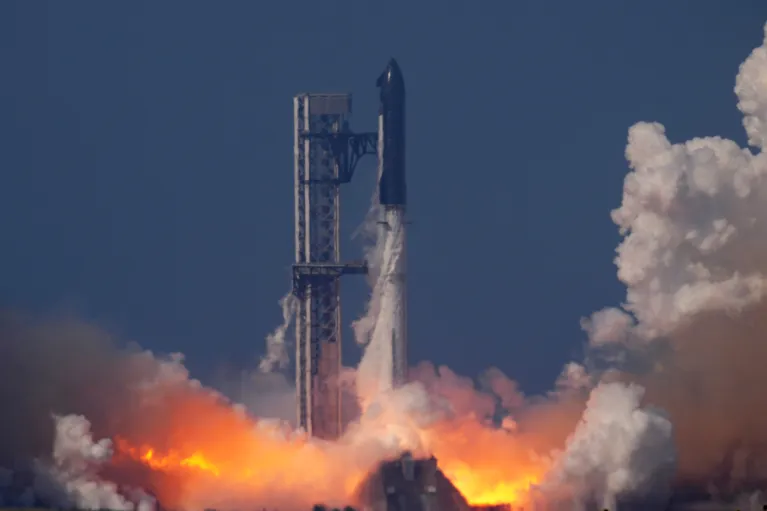 SpaceX-Starship-Launch-Marks-New-Moon-Race-Milestone